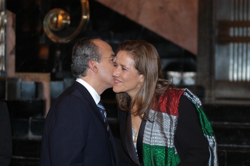 Beso. Fotografía de archivo donde el presidente Felipe Calderón besa a su esposa, Margrita Zavala.