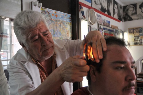 Oficio. A sus 70 años, don Manuel no piensa en dejar su oficio. Su vida seguirá transcurriendo entre navajas, tijeras y brochas, hasta que su vista y su pulso se lo permitan.
