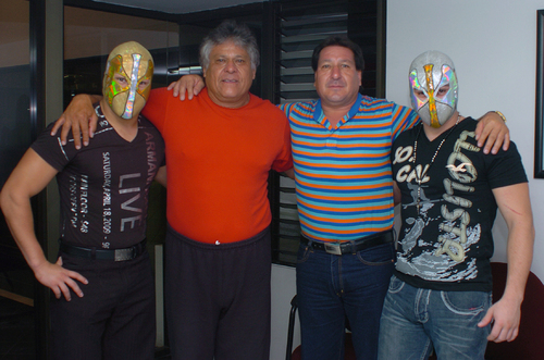 Los 'Caídos del Cielo' agradecen el apoyo que han recibido de su familia para llegar a ser figuras del elenco del Consejo Mundial de la Lucha Libre (CMLL). (Fotos de Jesús Galindo López)