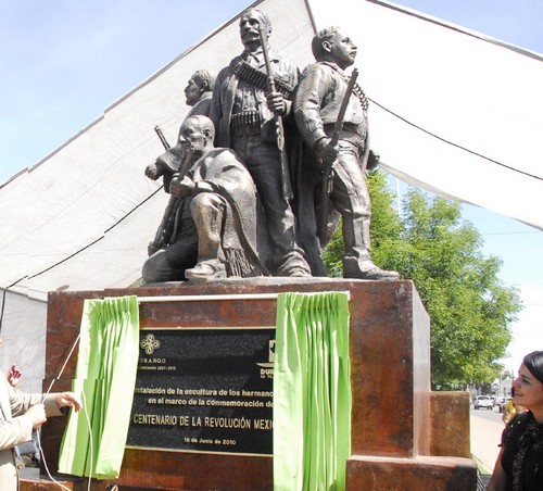 Ubicación. El monumento de los Hermanos Arrieta, sobre el bulevar Domingo Arrieta, después de que fue restaurado por el escultor Guillermo Salazar González.  JOSÉ JUAN TORRES QUINTANAR 