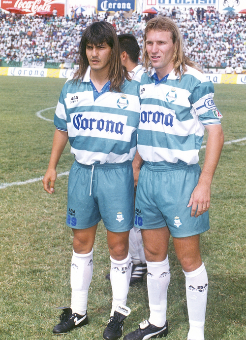 El tradicional uniforme de las rayas horizontales verde y blanco hizo historia en la temporada 1993-1994 con Antonio 'Turco' Apud y Héctor Adomaitis. 