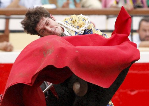 El diestro Sergio Aguilar es cornado en el muslo izquierdo por su segundo astado, durante la segunda corrida de abono de la Semana Grande en Bilbao. (EFE)
