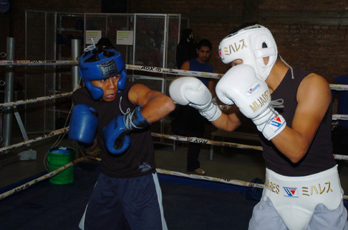 Jesús Limones (izquierda) fue por bastante tiempo sparring del ex campeón mundial Cristian Mijares y tiene experiencia en el cuadrilátero. (Archivo)
