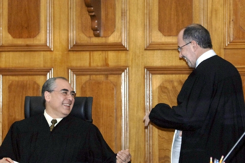 Proceso.  El presidente de la Segunda sala, ministro Fernando Franco González Salas (izq) y el ministro José Ramón Cossío.