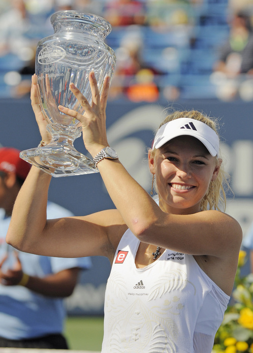 Caroline Wozniacki levanta el trofeo de campeona. (AP)