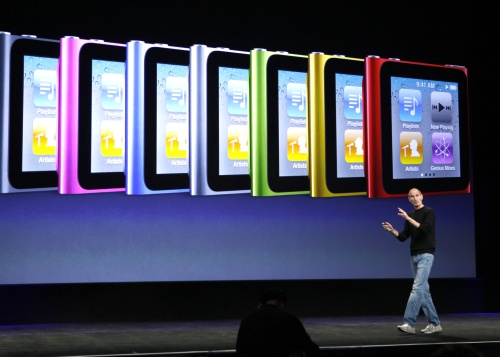 Steve Jobs presenta un iPod Touch más fino y parecido al iPhone 4, un iPod Nano más pequeño y con pantalla táctil y un diminuto iPod Shuffle. (AP)