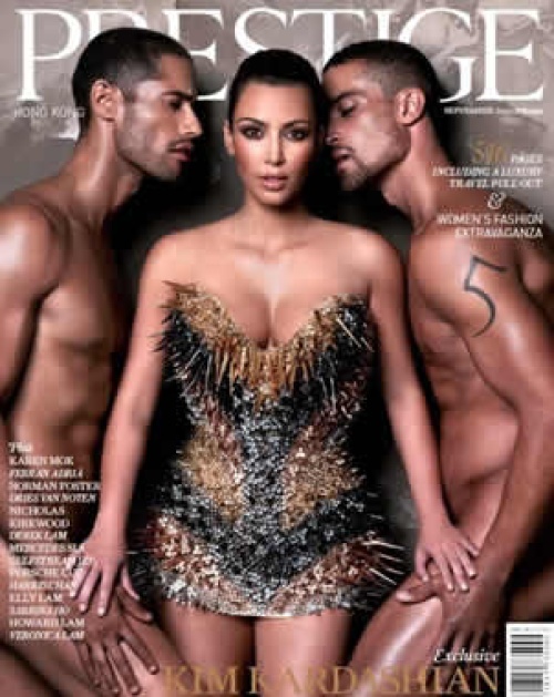 Captan a Kardashian entre dos hombres desnudos