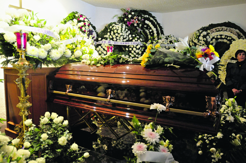 Amigos y familiares lo despiden. Los restos de Germán Dehesa fueron velados en una agencia funeraria de la Ciudad de México.