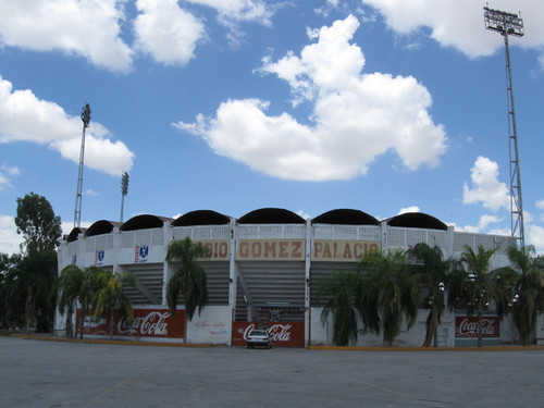El Estadio Gómez Palacio, hasta hace poco tiempo orgullo del deporte local por su largo historial, está en grave proceso de deterioro, gracias al olvido de las autoridades municipales. 