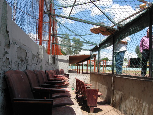 En pésimas condiciones luce el palco a nivel del terreno de juego, el cual es utilizado para los invitados especiales.