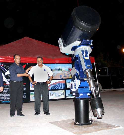 Primera alineación. El astronauta José Hernández y Eduardo Hernández de Planetario Torreón alinearon el enorme telescopio.  EL SIGLO DE TORREÓN / CORTESÍA