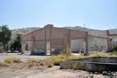 Una manita. Autoridades municipales ordenaron una limpieza general de las instalaciones de la antigua Jabonera La Unión, luego de que permitieron el saqueo durante meses.  EL SIGLO DE TORREÓN