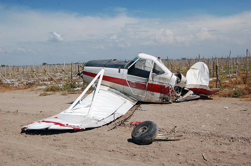 Destrozada.  Así terminó la avioneta Piper monoplaza, propiedad de una empresa de aeronaves especializada en fumigación. El piloto salvó la vida y sólo sufrió algunas contusiones.