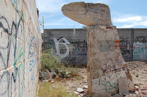 Olvido. Deteriorada se encuentra la 'Cabeza de Águila' instalada en recuerdo a la ruta de Hidalgo, en Congregación Hidalgo.