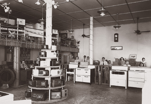La Compañía Comercial Cimaco en el edificio donde inició como Laguna Radio Co. en la esquina de Juárez y Rodríguez. 