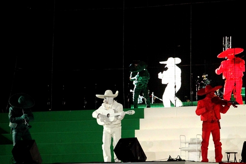 Mariachi tricolor. Un grupo de mariachis vestido de los colores de la bandera mexicana, amenizó a la gente previo al Grito de Independencia.