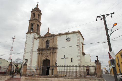 De las primeras. Iglesia de Santiago de Mapimí, una de las más antiguas poblaciones de la Comarca Lagunera que en 1810 ya era un centro minero importante. Ruta de Hidalgo. En la Plaza Principal de Lerdo se encuentra una estela conmemorativa del paso de Hidalgo por este municipio.