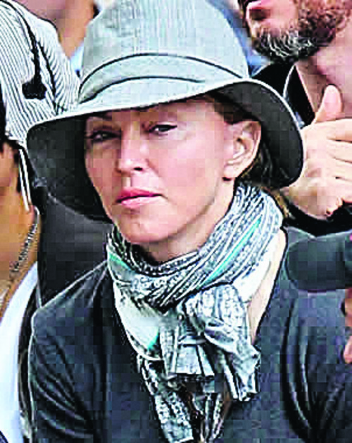 El tiempo no deja huellas. El rostro de Madonna está lisito, lisito.