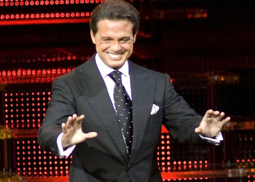 Durante casi dos horas el público, en su mayoría mujeres, no dejó de corear y aplaudir las canciones del mexicano que dividió su presentación en tres partes y el mismo número en cambios de vestuario.
