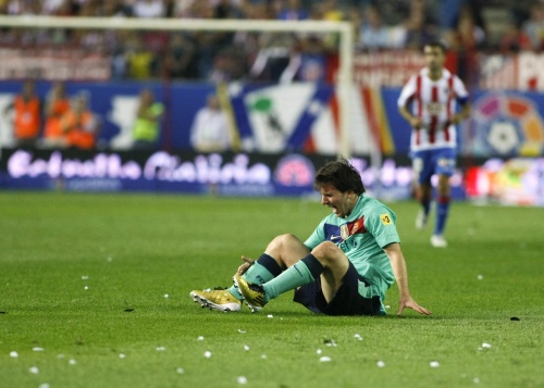 El defensa del Atlético de Madrid, el checo Thomas Ujfalusi, se mostró arrepentido tras la brutal entrada que realizó al argentino Lionel Messi, a quien pidió disculpas y deseó una pronta recuperación.
