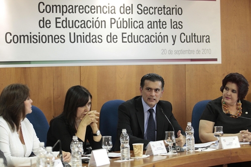 Explicaciones. El secretario de Educación Pública, Alonso Lujambio, acudió este lunes al Senado de la República para comparecer ante las Comisiones Unidas de Educación y Cultura.