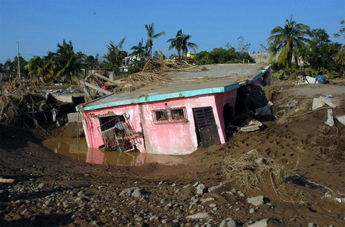 Destrucción. Varias viviendas fueron destruidas por el huracán 'Karl' en la comunidad de Cascajal, municipio de La Antigua, Veracruz. 