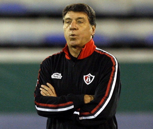 Miguel Brindisi fue elegido como el nuevo entrenador de Huracán tras la renuncia de Héctor Rivoira por los malos resultados en el torneo Apertura del fútbol argentino. (Archivo)
