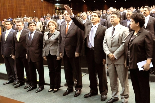 Lo acompañan. Julio César Godoy Toscano, hermano del gobernador de Michoacán, Leonel Godoy, rindió protesta como diputado federal.