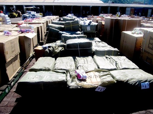 Mercancía ilegal. SAT ha reportado que en el año se ha hecho el decomiso de mercancía 'pirata', destacando el calzado deportivo, gorras, mochilas y calcetínes, en aduanas marítimas como Manzanillo.