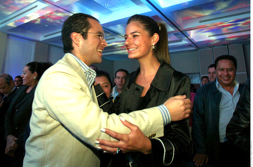 Juntos. El político y la cantante se casarán el sábado.