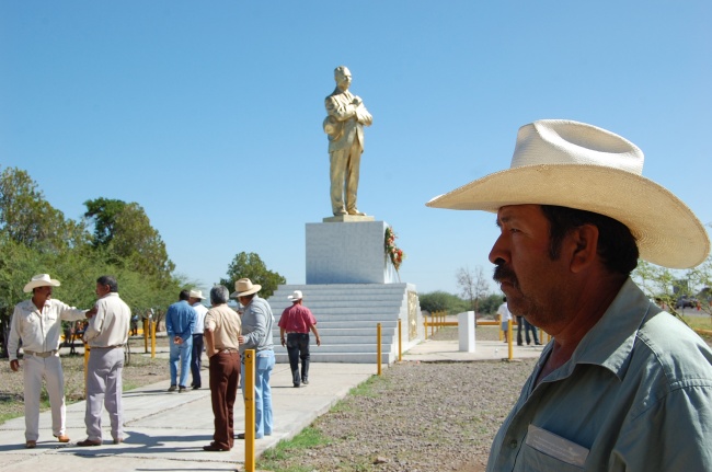 Monumento. A la altura del poblado 20 de Noviembre se ubica este reconocimiento al general Lázaro Cárdenas.