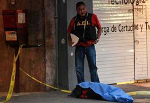 Violencia. Una joven de 17 años, falleció ayer en una balacera en el centro de Monterrey.