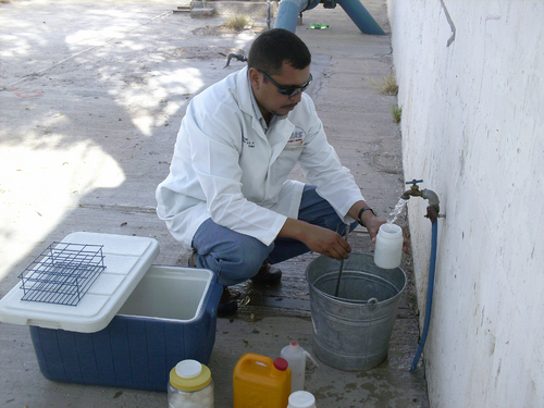 Análisis. Ayer comenzó el muestreo de agua potable en los pozos de alta concentración de arsénico y en tomas domiciliarias .  CORTESÍA
