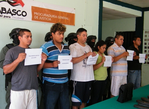 Presentan a 6 presuntos homicidas de la familia del marino Melquisedec Angulo Córdova.