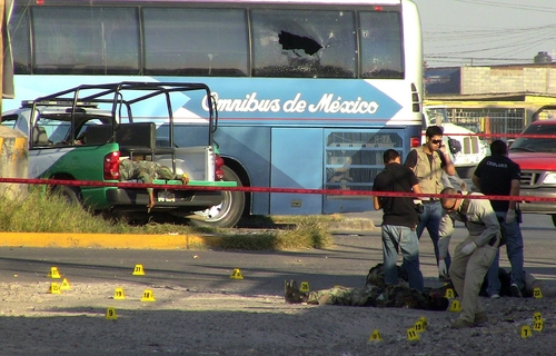 Ataque. Peritos forenses recaban información en la escena donde seis guardias de seguridad de una cárcel del norteño estado mexicano de Chihuahua fueron asesinados por desconocidos.