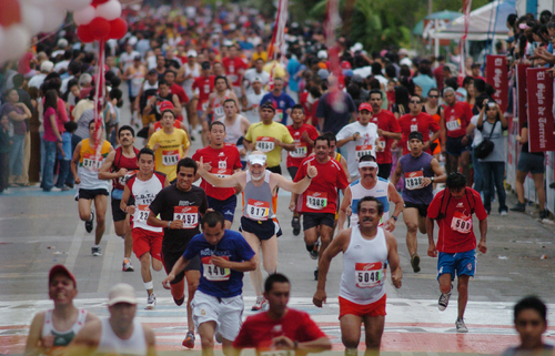 El próximo domingo el Bosque Venustiano Carranza de Torreón recibirá a cerca de 7 mil atletas, quienes tomarán parte en la tradicional Carrera Atlética 10 K Victoria, que se corre por octavo año consecutivo. (Archivo)