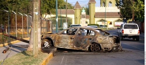 Violencia. Carro quemado el día de ayer  en la acera de la Unidad Deportiva Benito Juárez, Nuevo Laredo, Tamaulipas.