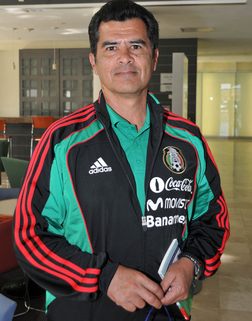 Guillermo Hernández Gracián, titular de la coordinación física de Selecciones Menores de México, supervisa el trabajo físico que realiza la Sub 17 durante la presente semana en las instalaciones del TSM. (Fotografía de Jesús Galindo.)