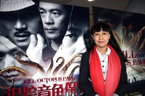 La directora china Jiang Xiao posa antes de presentar a la prensa su película de ficción 'Kill octopus Paul' (Matar al pulpo Paul), en la que cuenta una hipotética conspiración a través del pulpo durante el Mundial de Sudáfrica, hoy en Pekín. (EFE)