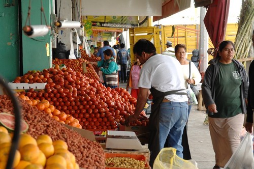 Expansión. Los comerciantes del Mercado de Abastos de La Laguna contemplan crecer al instalarse algunos socios en la Plaza Centenario en diciembre, para la venta al menudeo de perecederos.  ARCHIVO