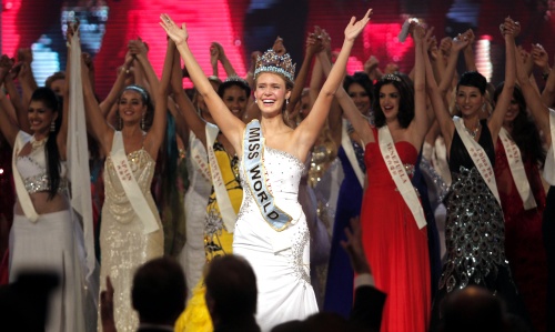 Alexandria Mills, de 18 años, es la nueva ganadora del certamen que se celebró en China. (AP)