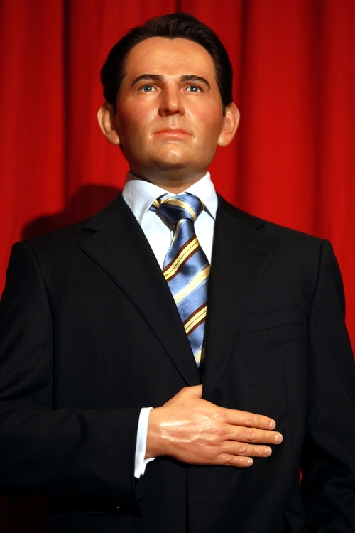 Homenaje. Aspecto de la develación de la estatua de cera del ex secretario de Gobernación, Juan Camilo Mouriño, con motivo de su segundo aniversario luctuoso, la noche de ayer en el Museo de Cera.