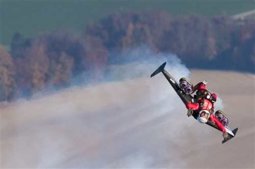 Tras lanzarse de un globo aerostático, el suizo Yves Rossy realizó dos giros en el aire con un ala propulsada por motores fijada a su espalda. (AP)