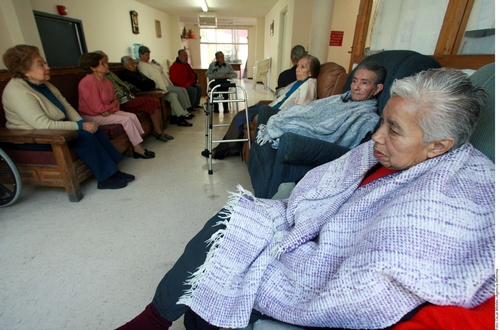 Olvidan' en asilos a los adultos mayores