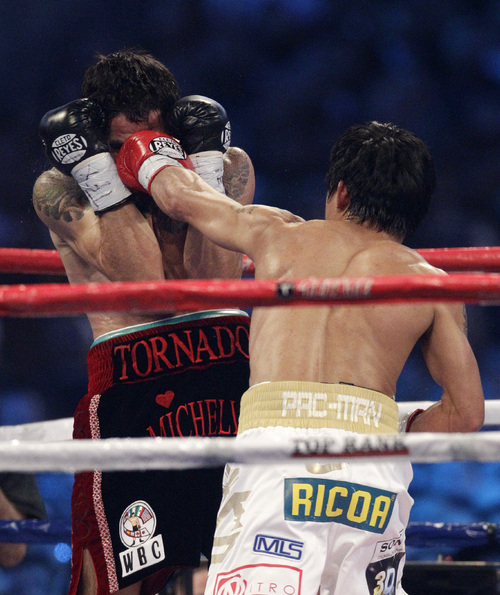 El 'Tornado de Tijuana' recibió una paliza de manos del filipino Manny Pacquiao, quien no lo noqueó de milagro anoche en el Cowboys Stadium. (AP)