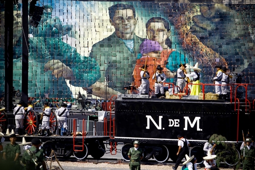 Historia. Aspectos del desfile conmemorativo del Centenario del inicio de la Revolución mexicana. 