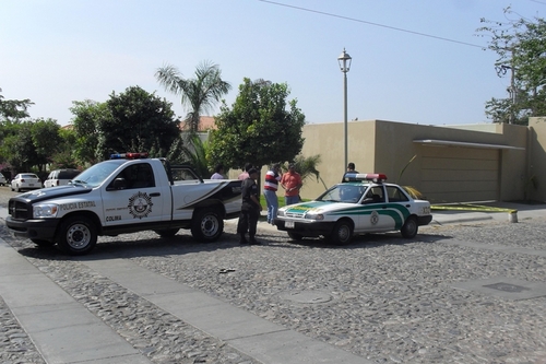 Violencia. Elementos de la Policía estatal resguardan la escena del crimen donde fue asesinado el ex gobernador Silverio Cavazos.  EL UNVIERSAL