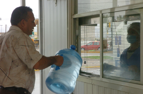 Control. Con los resultados que obtenga el Simas en la revisión a las 14 marcas de agua para beber embotellada que se venden en la ciudad, se hará el reporte a la Secretaría de Salud para que intervenga.