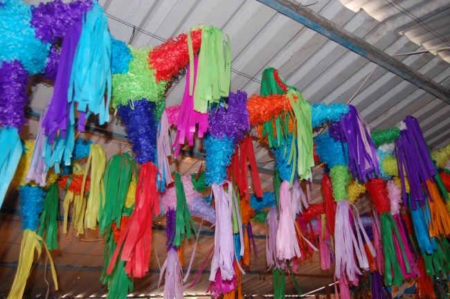 Tradición. Elabora personalmente las piñatas que vende desde hace tres décadas y sus hijas le siguen los pasos desde hace diez años.