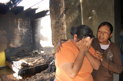 Incendio. Arely Landeros llora por haber perdido sus muebles en un incendio y el daño que sufrió la casa que le habían prestado.